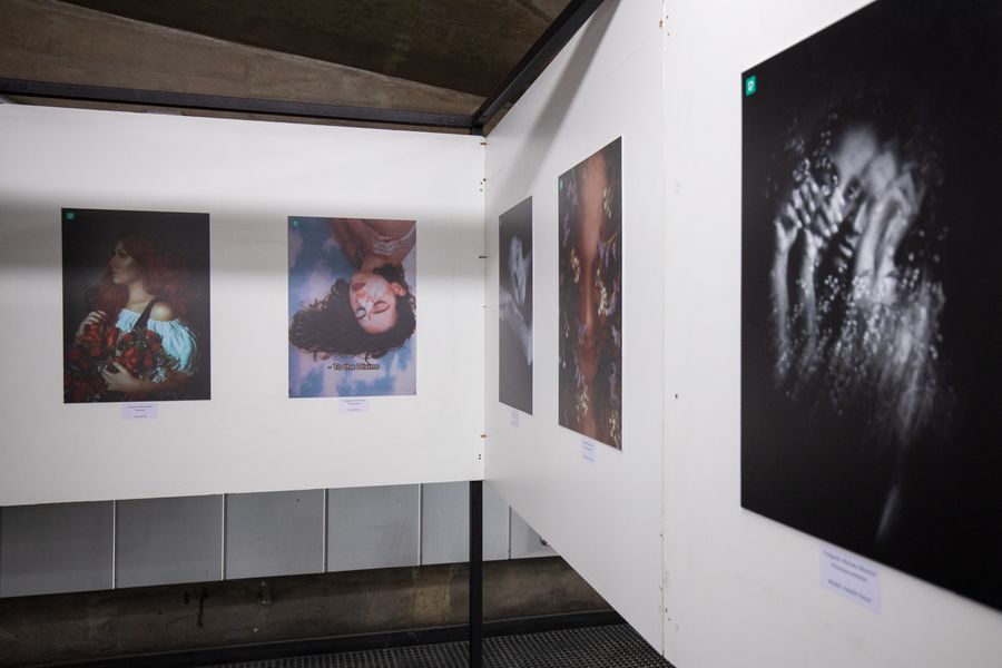 Fotokunst udstillet på galleriets væg, illustrationsfoto